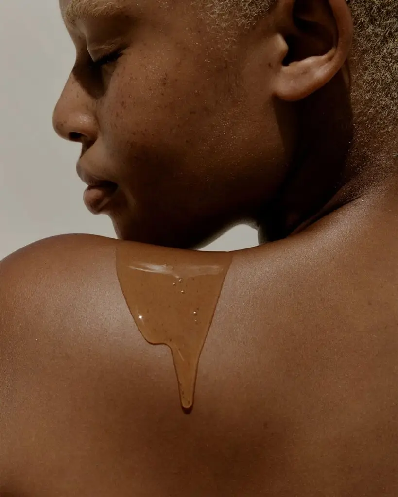 Huile corporel/ éclat de Monoi sur la peau