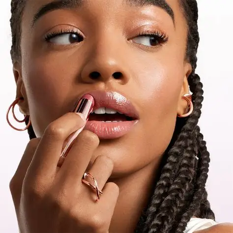 femme qui applique le baume a lèvre miel karité